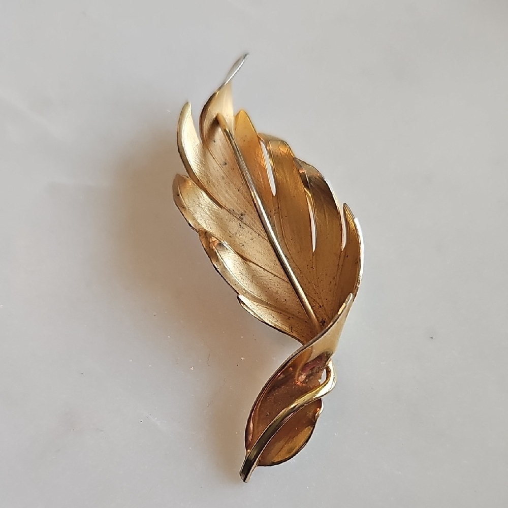 Lisner Goldtone Leaf Brooch